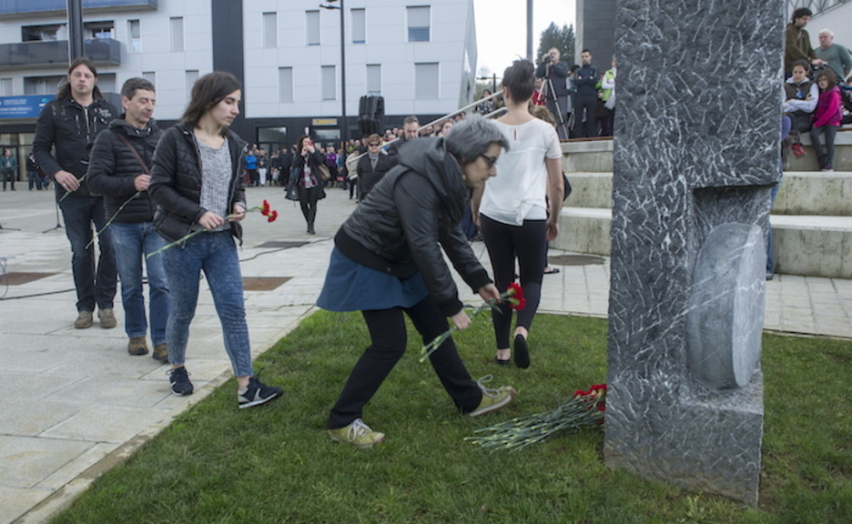 Bertaratuek krabelin gorriak ezarri dituzte Arregiren omenez. Bertaratuek krabelin gorriak ezarri dituzte Arregiren omenez.