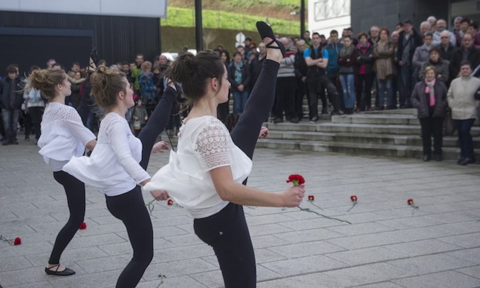 Ohorezko aurreskua eskaini diote Joxe Arregiri herrikideek. Ohorezko aurreskua eskaini diote Joxe Arregiri herrikideek.