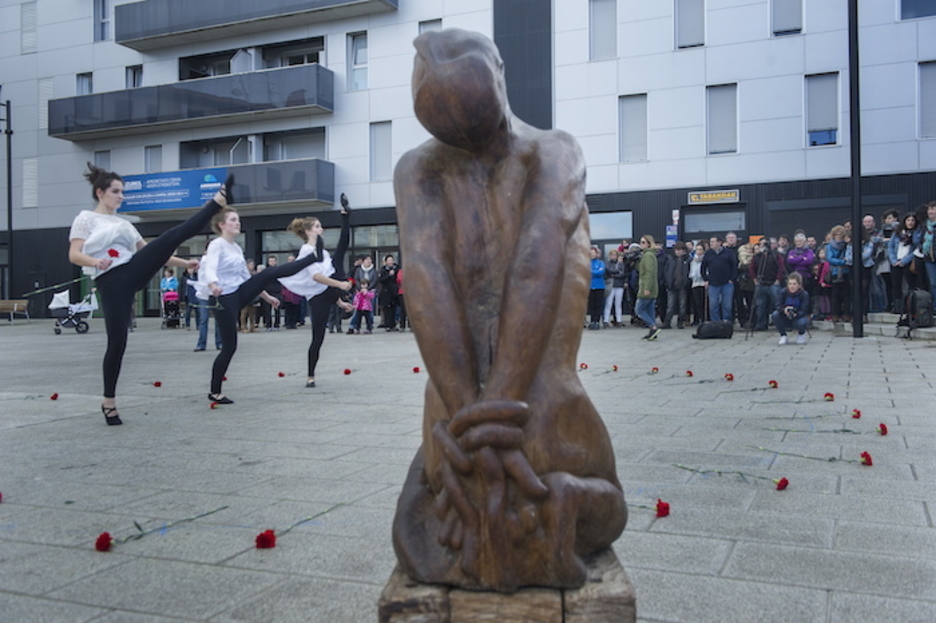 Torturaren eskultura adierazgarria gaurko omenaldian. Torturaren eskultura adierazgarria gaurko omenaldian.