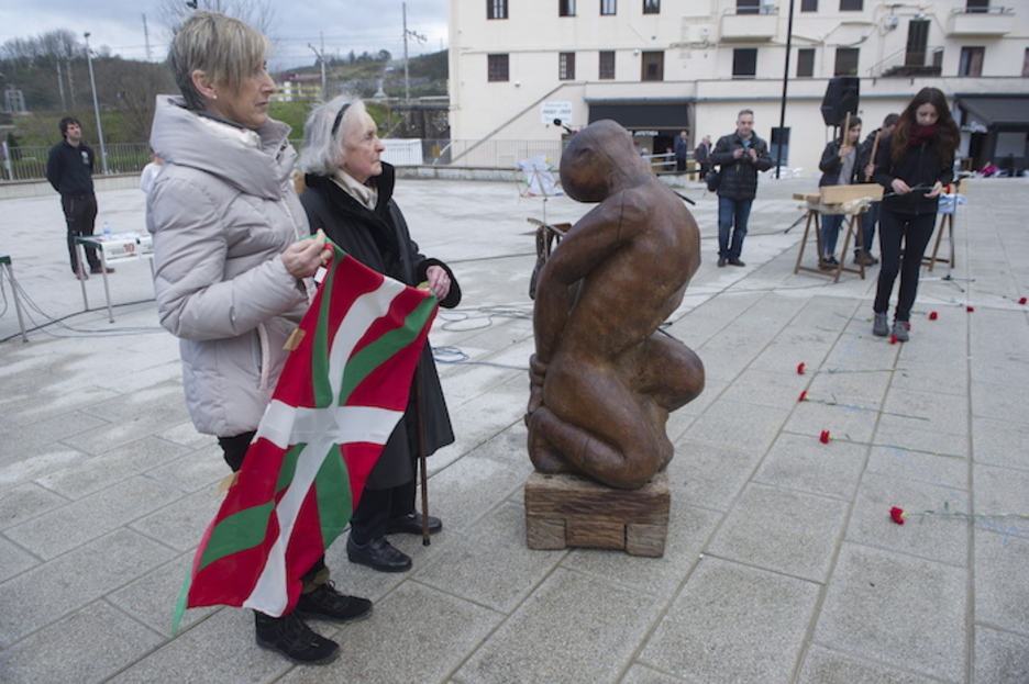 Arregiren senideak gaurko oroimen ekitaldian. Arregiren senideak gaurko oroimen ekitaldian.