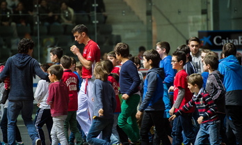 Haur andanak inguratu du Urrutikoetxea partida amaieran. (ARGAZKI PRESS)