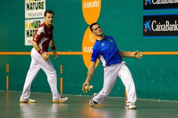 Albisu pilota astintzen Barriolaren aurrean. (Juanan RUIZ / ARGAZKI PRESS)