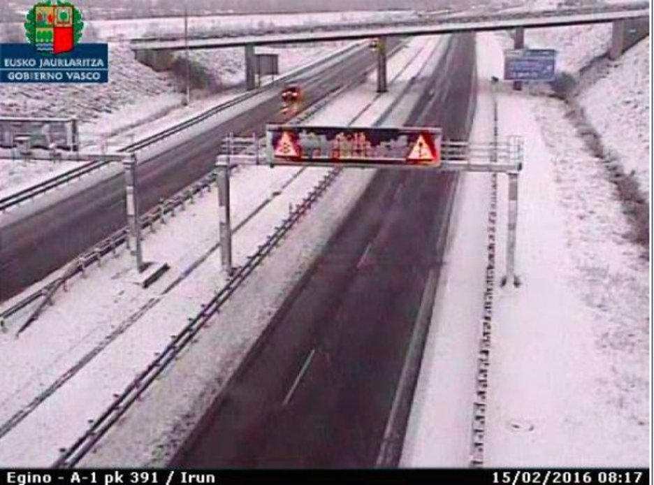 Errepideetan arazo ugari sortu ditu elurrak. (@trafikoa)