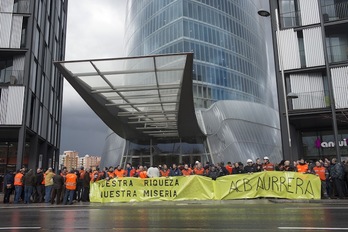 Los trabajadores de ACB Sestao han protestado frente a la Torre Iberdrola. (Monika DEL VALLE/ARGAZKI PRESS)