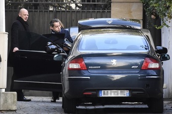El expresidente francés, Nicolas Sarkozy, a la salida de su casa. (Lionel BONAVENTURE/AFP)