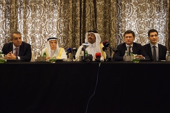 Los represantes de Arabia Saudí, Qatar, Rusia y Venezuela, en Doha. (Olya MORVAN/AFP)
