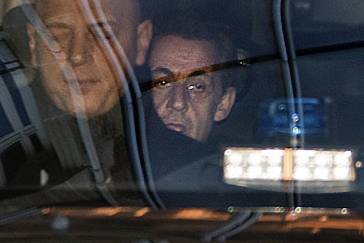 Sarkozy, dentro del coche a su llegada a los juzgados. (THOMAS SAMSON / AFP)