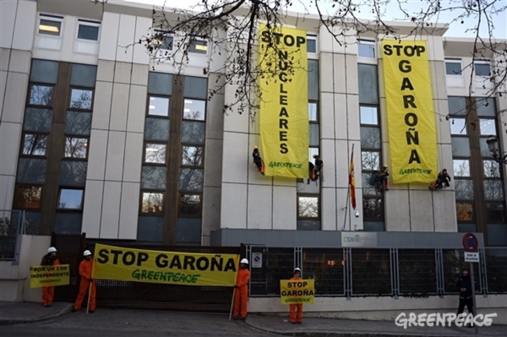 Acción de Greenpeace en el Consejo español de Seguridad Nacional. (GREENPEACE)