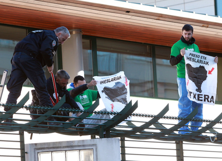Poliziak ekimena hasi baino ordu erdi beranduago militanteen kateak moztu ditu. Poliziak ekimena hasi baino ordu erdi beranduago militanteen kateak moztu ditu.