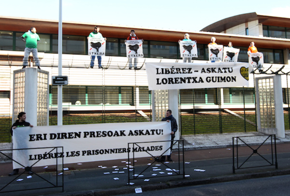 Gaixorik dauden presoak askatzea eskatu dute. Gaixorik dauden presoak askatzea eskatu dute.