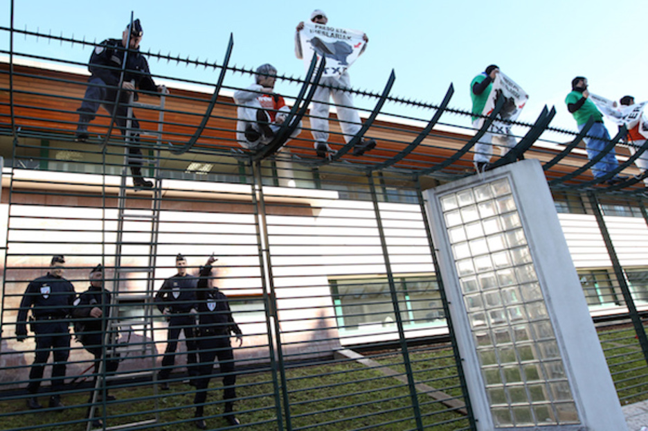 Poliziak furgonetetan ekintzaileak eraman dituzte. Poliziak furgonetetan ekintzaileak eraman dituzte.