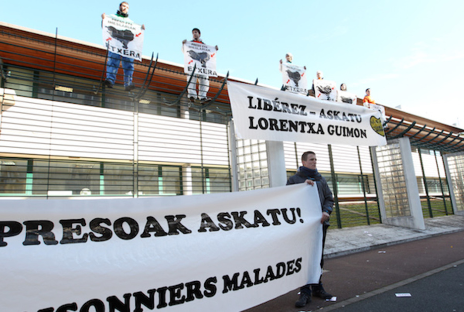 "Lorentxa askatu" lema islatzen duen pankarta zabaldu dute hesien gainean. "Lorentxa askatu" lema islatzen duen pankarta zabaldu dute hesien gainean.