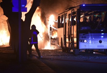 Uno de los autobuses atacados, totalmente en llamas. (STRINGER / AFP) 