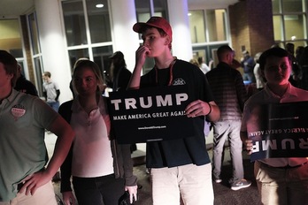 Jóvenes seguidores de Trump a las puertas del mitin en  Beaufort, Carolina del Sur. ( SPENCER PLATT / AFP)