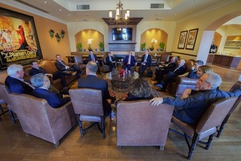 Fotografía del encuentro difundida en Twitter por el propio John Kerry.