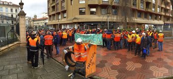 Trabajadores de Arcelor Sestao frente al Parlamento de Gasteiz. (@oskarmatute)