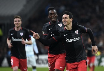 Williams felicita a Aduriz por su golazo. (ANNE-CHRISTINE POUJOULAT / AFP)