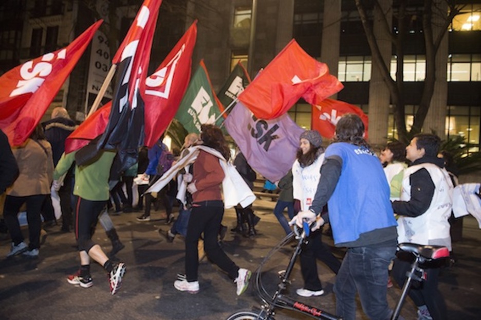 Sindikatu desberdinetako banderak, Bilbon. (Luis JAUREGIALTZO/ARGAZKI PRESS)
