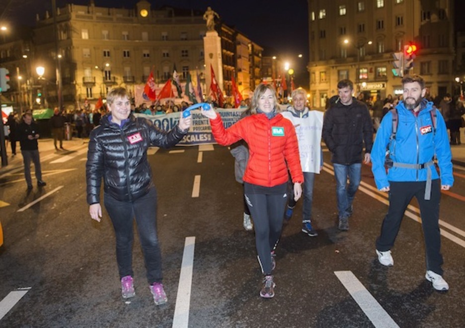 Ainhoa Etxaide (LAB) eta Leire Txakartegi (ELA), lekukoa eskuetan. (Luis JAUREGIALTZO/ARGAZKI PRESS)