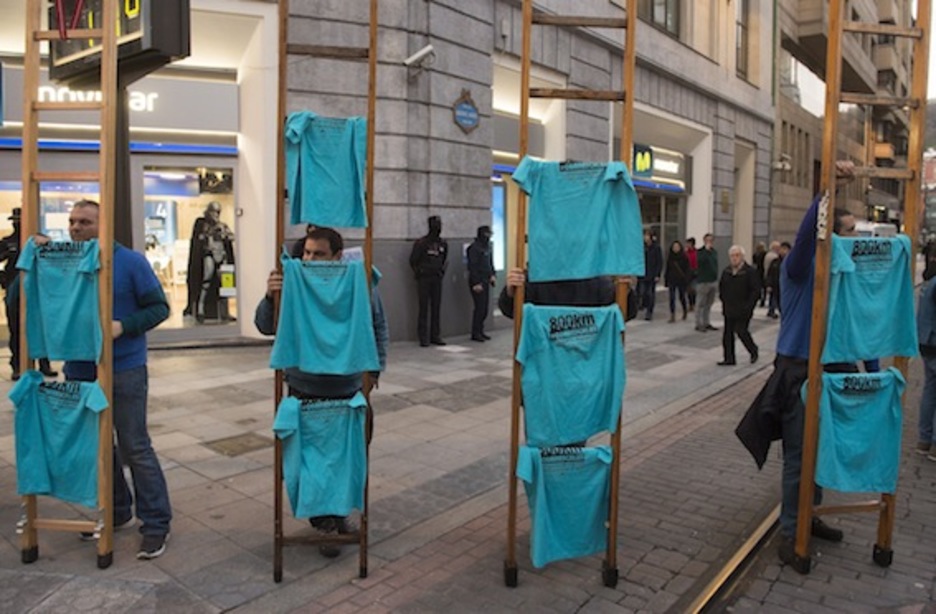 Bilboko Movistar denda baten aurrean protestan. (Luis JAUREGIALTZO/ARGAZKI PRESS)