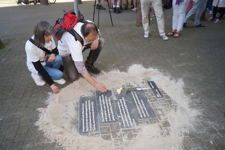 El padre y la madre de Hodei Egiluz, junto a la placa que le recuerda en Amberes. 