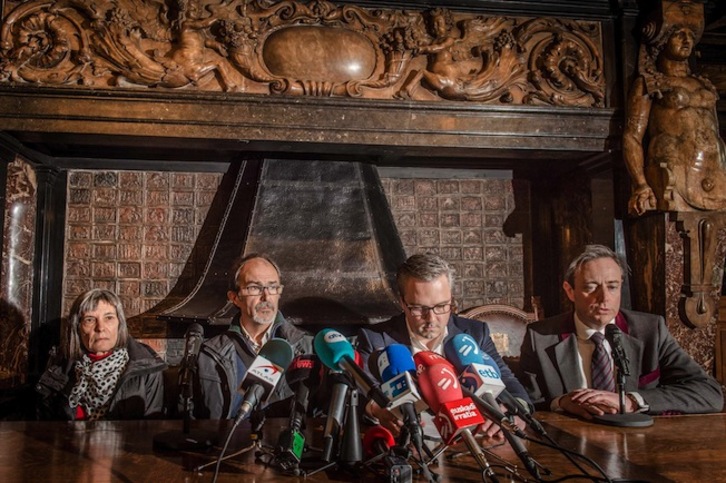 Koro Díaz y Pablo Egiluz, madre y padre de Hodei, han comparecido en Amberes junto al alcalde, Bart De Wever. (Jonas ROOSENS/AFP)