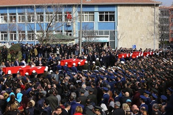 Ceremonia por los fallecidos en el atentado de Ankara. (ADEM ALTAN / AFP)