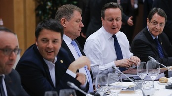 Cameron, sin americana, en una de las reuniones entre jefes de gobierno. (OLIVIER HOSLET / AFP)