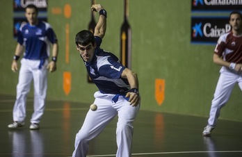 Ezkurdia golpea la pelota en el Uranzu de Irun. (Jagoba MANTEROLA / ARGAZKI PRESS)