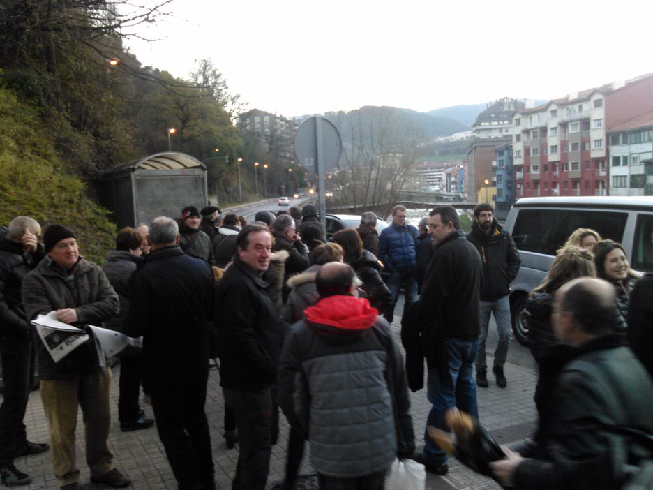 Salida del autobús de Elgoibar a Logroño. (Ion TELLERIA)