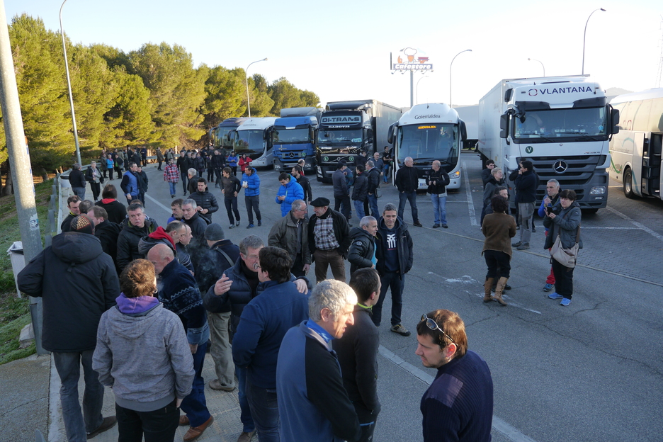 Parada del autobús de Goierri en Valtierra. (Gotzon ARANBURU)