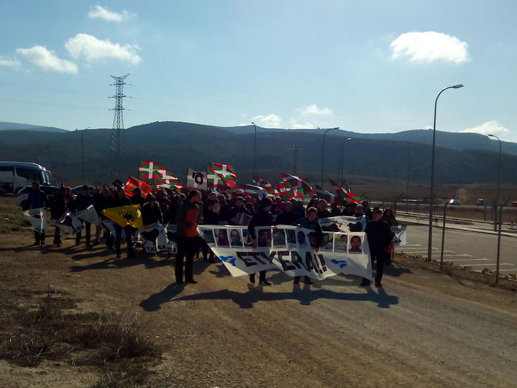 Llegada de la marcha a la prisión de Villena. (Nekane ZINKUNEGI)