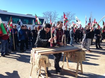 Txalaparta ante la prisión de Daroca. (Gotzon ARANBURU)