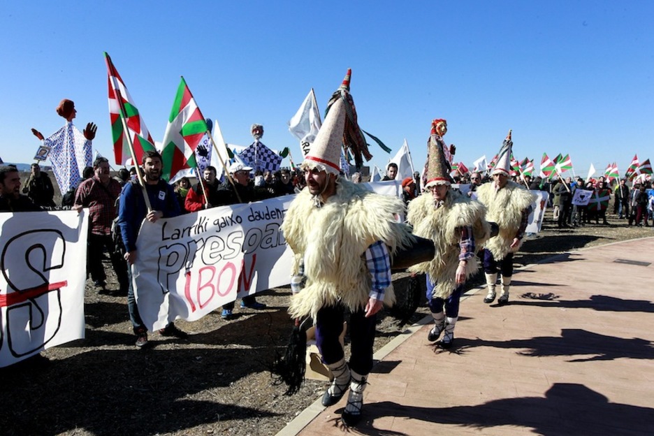 En Alcalá Meco se han juntado los autobuses que iban a Madrid. (J.Danae/ARGAZKI PRESS)