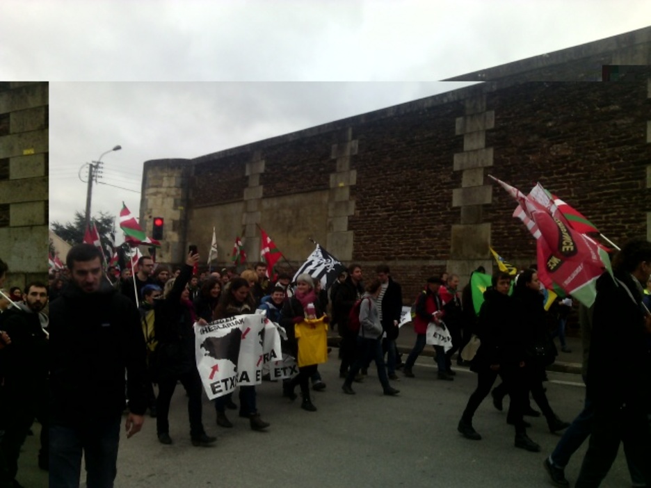 Devant la prison, les manifestants ont sifflé et ont chanté. Une façon de se faire entendre par les détenues.