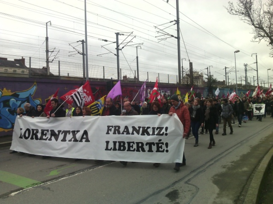 Dans le cortège, des syndicalistes de Sud-Solidaires, représentants du NPA, des Kurdes, de Breizhistance et du UDB.