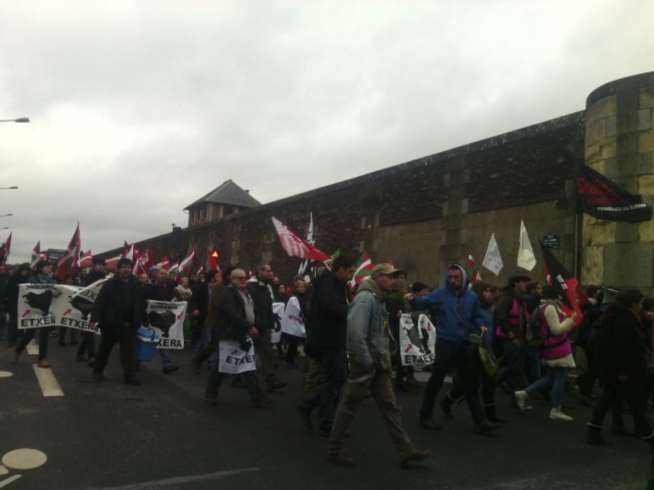 Les manifestants ont crié "Valls, Urvoas, libérez Lorentxa!".