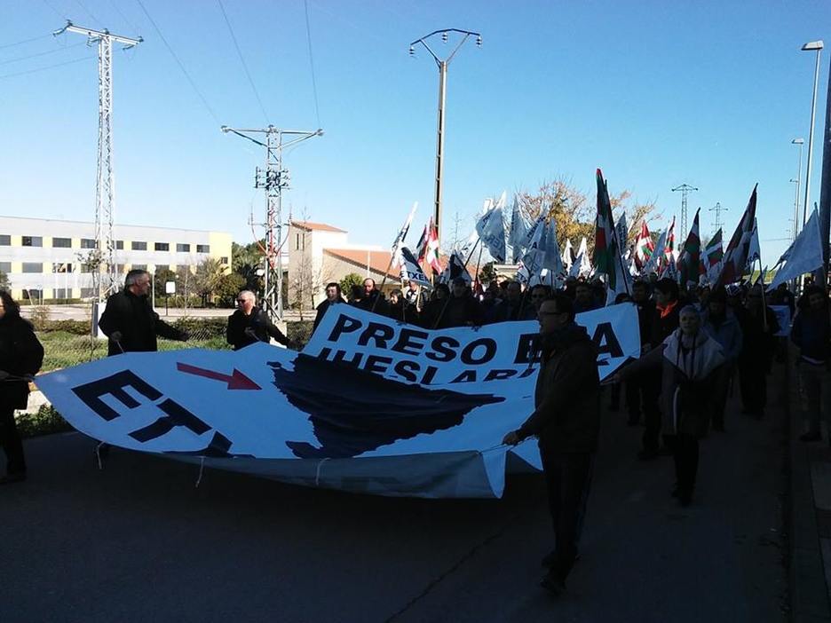 Gran banderola por la vuelta a casa de los presos, en Cáceres. (EZKER ABERTZALEA/FACEBOOK) 