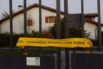 La Gendarmería ha precintado la vivienda familiar donde han tenido lugar los hechos. (Isabelle MIQUELESTORENA)