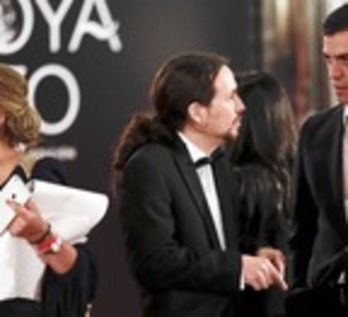 Iglesias con Pedro Sánchez en los Goya. (AFP)