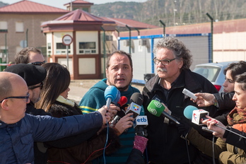 David Fernández y Joan Tardá frente a la prisión de Logroño. (Iñigo URIZ / ARGAZKI PRESS)