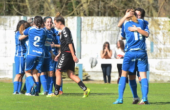 Las jugadoras del Oiartzun celebran uno de los goles. (Andoni CANELLADA / ARGAZKI PRESS) 