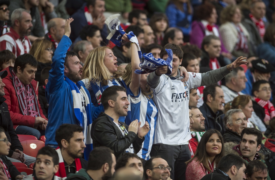 Aficionados de la Real celebran el gol de Jonathas. (Monika DEL VALLE / ARGAZKI PRESS)