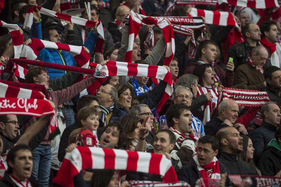 Aficionados del Athletic durante el himno. (Monika DEL VALLE / ARGAZKI PRESS)