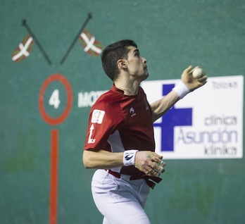El riojano Víctor entra con la zurda en el partido del Beotibar. (Jon URBE / ARGAZKI PRESS)