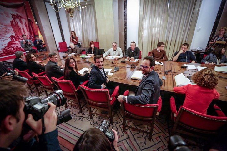 Los participantes en la reunión posan para los medios. (@iunida)