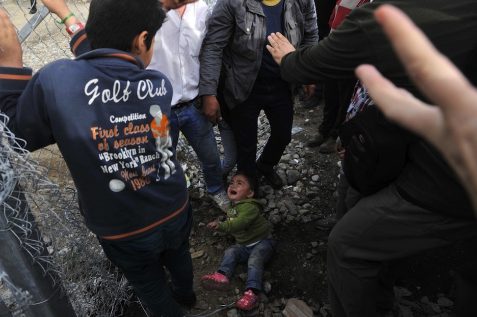Un bebé llora en el suelo. (SAKIS MITROLIDIS / AFP)