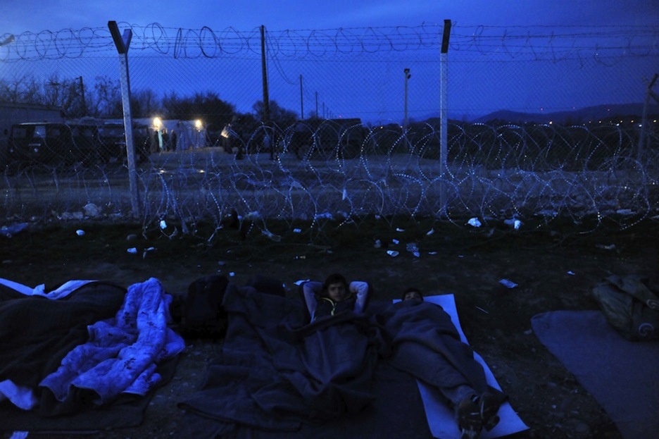 Mantas para pasar una noche a la intemperie. (SAKIS MITROLIDIS / AFP)