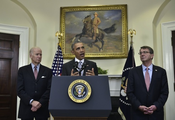 Barack Obama, en su comparecencia, flanqueado por el vicepresidente, Joe Biden, y el secretario de Defensa, Ashton Carter. (Mandel NGAN/AFP)
