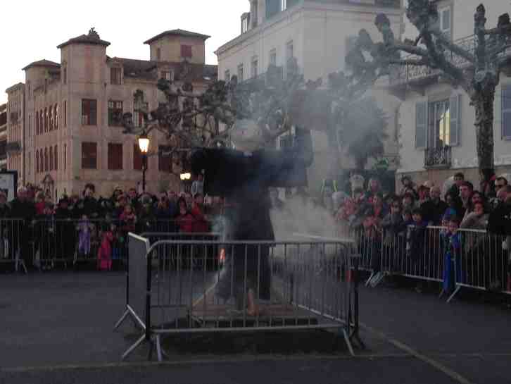 Donibane Lohizuneko plazan burutu zen Zanpantzarren epaiketa. (NAIZ)